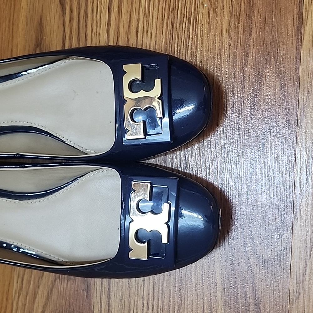Tory Burch shiny navy blue shoes size 6 M great condition - Picture 2 of 5